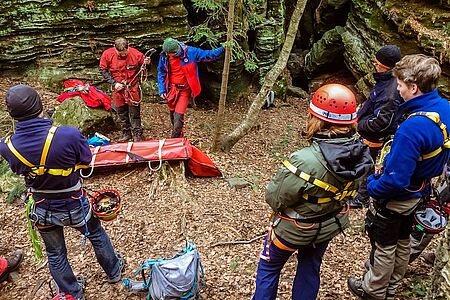 Team der Bergwacht bereitet sich auf das Testat Hoehlenbefahrung vor und hält eine Besprechung ab