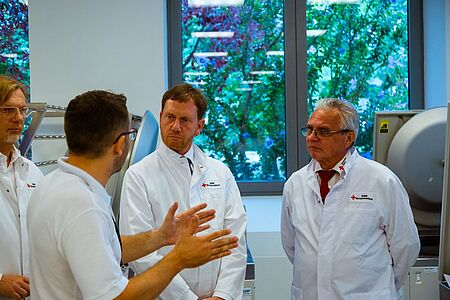 Ministerpräsident Kretschmer mit DRK Präsident Holger Löser beim Blutspendedienst