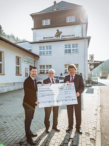 Der Präsdident des DRK Sachsen nimmt den Scheck vom Vorstand der Bärenhecke entgegen.