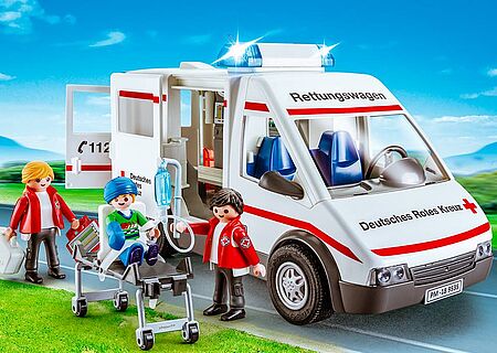 Ein Playmobil Rettungswagen, zwei Sanitäter, ein Verletzter, eine Liege sowie ein Infusionsbeutel sind abgebildet.