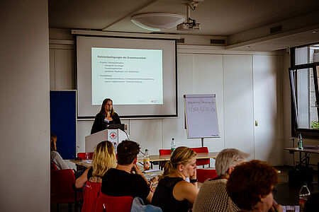 Referentin Nadja Roborowski, DRK Generalsekretariat, referierte am zweiten Workshop-Tag über die Zusammenarbeit mit staatlichen Stellen.