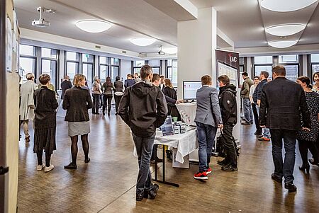 Besucher schauen sich die auf der Hausmesse des Landesverbandes um